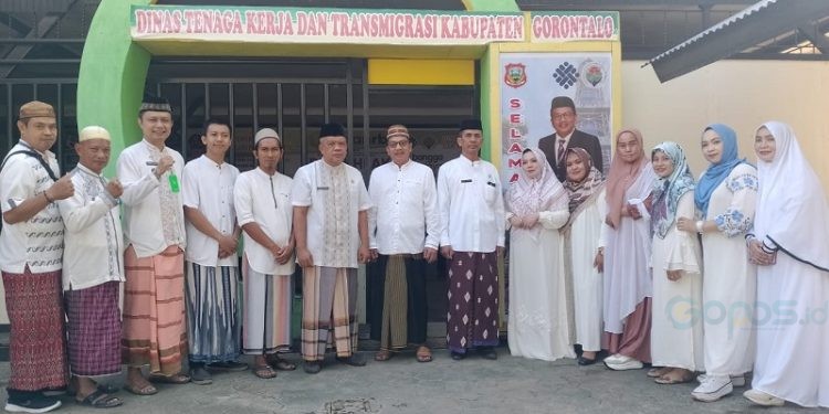 Sejumlah ASN di Dinas Nakertrans Kabupaten Gorontalo menggunakan pakaian ala santri saat berdinas, Senin (23/10/2023).