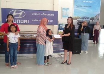 Supervisor Hyundai Limboto menyerahkan hadiah kepada pemenang lomba mewarnai pada Showroom Iven Hyundai Limboto, Sabtu (21/10/2023)