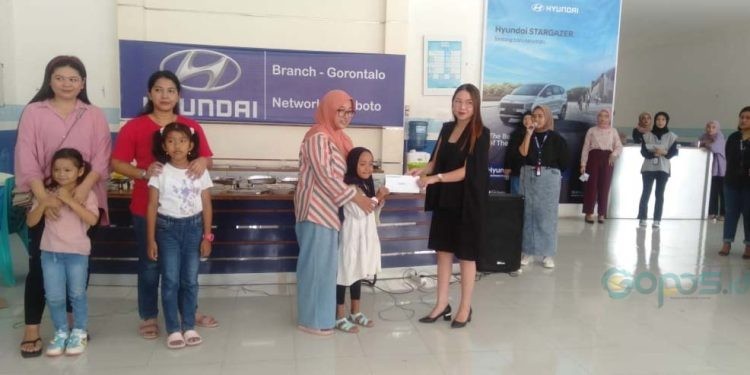 Supervisor Hyundai Limboto menyerahkan hadiah kepada pemenang lomba mewarnai pada Showroom Iven Hyundai Limboto, Sabtu (21/10/2023)
