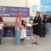 Supervisor Hyundai Limboto menyerahkan hadiah kepada pemenang lomba mewarnai pada Showroom Iven Hyundai Limboto, Sabtu (21/10/2023)