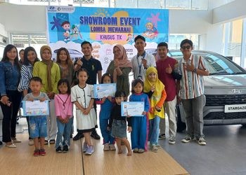 Peserta lomba mewarnai berpose bersama dengan karyawan/karyawati Hyundai Gorontalo serta Mitra Pembiyaan pada Showroom Event Lomba Mewarnai, Sabtu (14/10/2023).