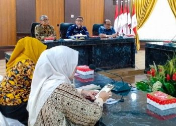 Penjabat Sekretaris Daerah Provinsi Gorontalo Budiyanto Sidiki memimpin rapat Revisi Rencana Tata Ruang Wilayah (RTRW) Provinsi Gorontalo bertempat di ruang Huyula, kantor gubernuran, Senin (2/10/2023). (Foto: Winda)