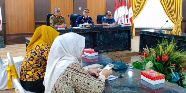 Penjabat Sekretaris Daerah Provinsi Gorontalo Budiyanto Sidiki memimpin rapat Revisi Rencana Tata Ruang Wilayah (RTRW) Provinsi Gorontalo bertempat di ruang Huyula, kantor gubernuran, Senin (2/10/2023). (Foto: Winda)