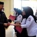 Penjabat Sekdaprov Gorontalo, Budiyanto Sidiki, menyerahkan SK kepada PPPK guru yang dilantik di aula kantor BKD Provinsi Gorontalo, Selasa (3/10/2023). (Foto : Haris)