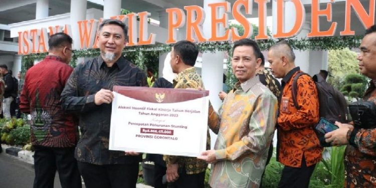 Provinsi Gorontalo menerima penghargaan atas keberhasilannya dalam penurunan stunting yang diserahkan Wakil Presiden Republik Indonesia (Wapres RI) Ma’ruf Amin, Jum’at (06/10/2023) di Istana Wapres RI.