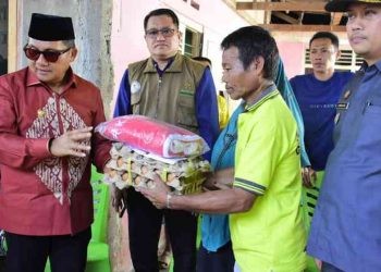 Korban kebakaran rumah di Jl. Jhon A. Katili (eks Andalas) Kelurahan Tapa, Kecamatan Sipatana, Kota Gorontalo mendapat bantuan dari Pemerintah Kota Gorontalo, Kamis (12/10/2023).