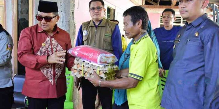 Korban kebakaran rumah di Jl. Jhon A. Katili (eks Andalas) Kelurahan Tapa, Kecamatan Sipatana, Kota Gorontalo mendapat bantuan dari Pemerintah Kota Gorontalo, Kamis (12/10/2023).