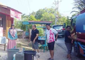 Ketua DPRD Bone Bolango, Halid Tangahu saat mengawal pendistribusian air bersih ke masyarakat, Ahad (15/10/2023).