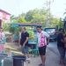 Ketua DPRD Bone Bolango, Halid Tangahu saat mengawal pendistribusian air bersih ke masyarakat, Ahad (15/10/2023).