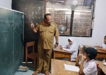 Papan Tulis Pakai Tenis Meja, Dua Kelas di SDN 7 Bulango Utara Belajar di Ruang Sempit. (Putra/Gopos)