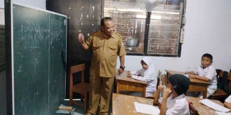 Papan Tulis Pakai Tenis Meja, Dua Kelas di SDN 7 Bulango Utara Belajar di Ruang Sempit. (Putra/Gopos)