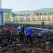 Damkar Kabupaten Bone Bolango saat memadamkan api di lahan yang terbakar.
