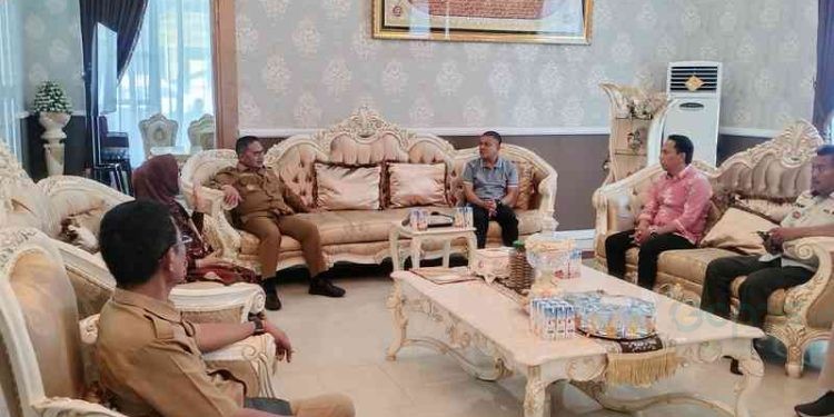 Wali Kota Gorontalo, Marten Taha Bersama Wali Kota Palu Hadianto Rasyid membahas strategi pengendalian inflasi yang dilaksanakan oleh Kota Gorontalo di Rumah Dinas Walikota Gorontalo, Senin (16/10/2023).