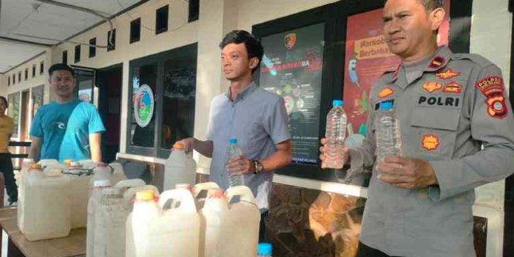 Kepolisian Resort (Polres)Bone Bolango berhasil menyita ratusan liter minuman keras jenis cap tikus.