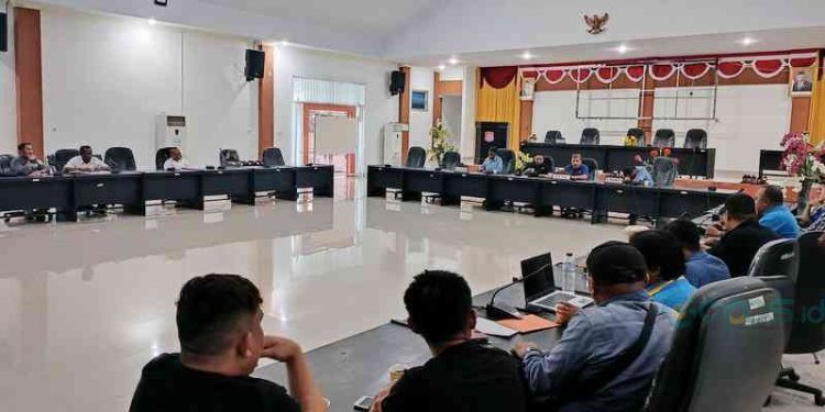 KNPI Kabupaten Bone Bolango menuntut janji-janji manis yang disampaikan oleh Dinas Pariwisata Kepemudaan dan Olahraga Kabupaten Bone Bolango saat RDP di DPRD Bone Bolango, Rabu (25/10/2023).