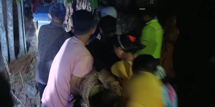 Proses evakuasi jasad Ratna Doe yang meninggal saat berada di areal perkebunan di Desa Ibarat, Kecamatan Anggrek, Kabupaten Gorontalo Utara.