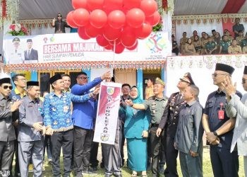 PJ Wali Kota Kotamobagu Asipan Nani bersama sejumlah pejabat dan Ketua KNPI Kota Kotamobagu saat meluncurkan aplikasi Si Proletar pada moment Hari Sumpah Pemuda, Sabtu (28/10/2023).