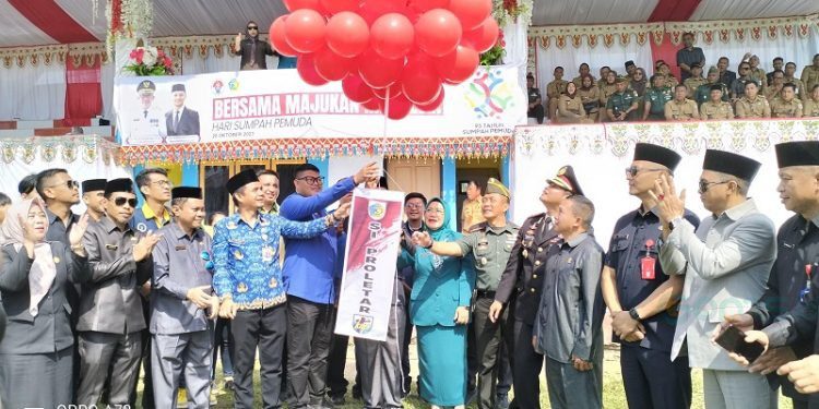 PJ Wali Kota Kotamobagu Asipan Nani bersama sejumlah pejabat dan Ketua KNPI Kota Kotamobagu saat meluncurkan aplikasi Si Proletar pada moment Hari Sumpah Pemuda, Sabtu (28/10/2023).