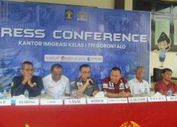 Konferensi pers keberadaan TKA di PLTU Tanjung Karang Kabupaten Gorontalo Utara, Rabu (18/10/2023). (Putra/Gopos)