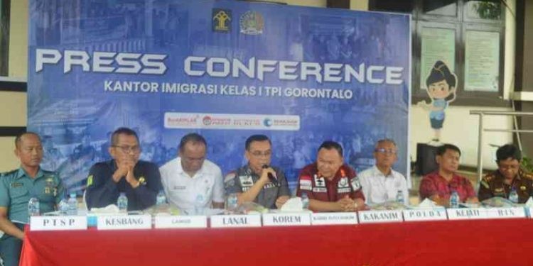 Konferensi pers keberadaan TKA di PLTU Tanjung Karang Kabupaten Gorontalo Utara, Rabu (18/10/2023). (Putra/Gopos)