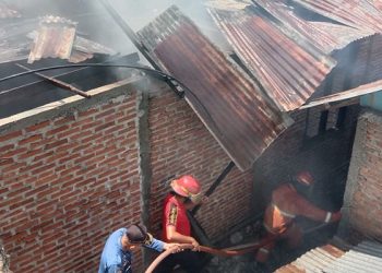 Petugas pemadam kebakaran sedang berupaya melakukan pemadaman pada peristiwa kebakaran di Kelurahan Lekobalo, Kecamatan Kota Barat, Kota Gorontalo, Selasa (24/10/2023).(istimewa)
