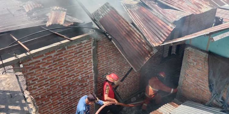 Petugas pemadam kebakaran sedang berupaya melakukan pemadaman pada peristiwa kebakaran di Kelurahan Lekobalo, Kecamatan Kota Barat, Kota Gorontalo, Selasa (24/10/2023).(istimewa)