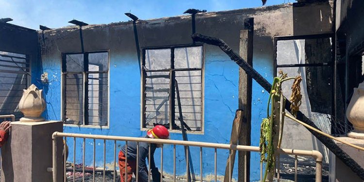 Kebakaran melanda sebuah rumah di Kelurahan Liluwo, Kecamatan Kota Tengah, Kota Gorontalo, Ahad (15/10/2023).