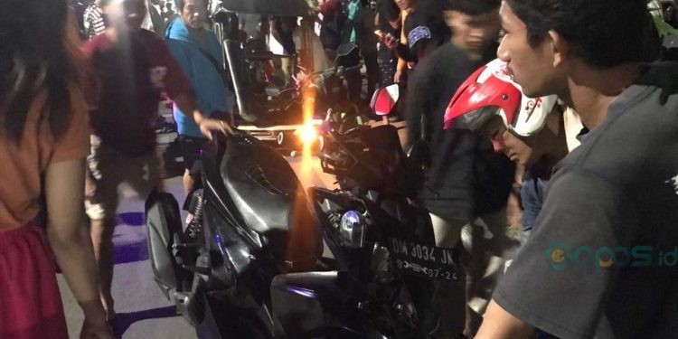 Warga mengevakuasi sepeda motor Yamaha Aerox yang terlibat kecelakaan menabrak sebuah bentor di Jl. Jhon A Katili (eks Jl. Andalas) Kota Gorontalo.(Rama/gopos)