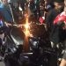 Warga mengevakuasi sepeda motor Yamaha Aerox yang terlibat kecelakaan menabrak sebuah bentor di Jl. Jhon A Katili (eks Jl. Andalas) Kota Gorontalo.(Rama/gopos)