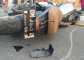 Kondisi sepeda motor yang dikemudikan Rahmad Syandi Wakiden usai bertabrakan dengan Toyota Innova di Jl. Jhon A Katili eks Jl. Andalas Kota Gorontalo. (istimewa)