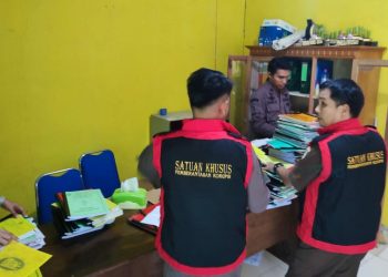 Kejari Pohuwato melakukan penggeledahan Kantor Desa Buntulia Barat, Kecamatan Duhiadaa, Kabupaten Pohuwato, Kamis (12/10/2023). (F Kejari Pohuwato)