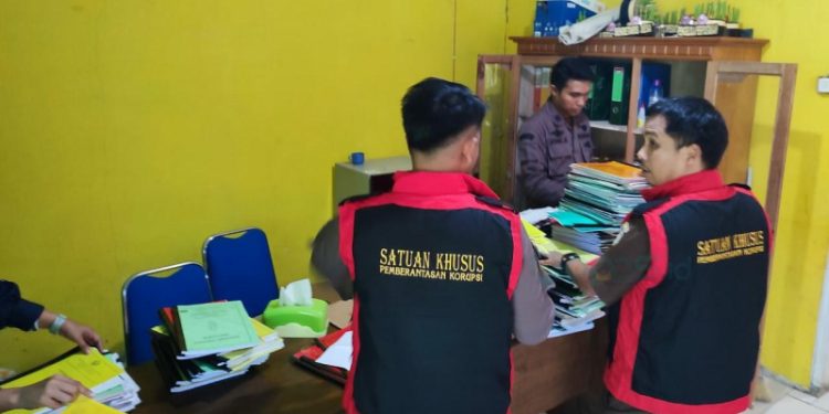 Kejari Pohuwato melakukan penggeledahan Kantor Desa Buntulia Barat, Kecamatan Duhiadaa, Kabupaten Pohuwato, Kamis (12/10/2023). (F Kejari Pohuwato)