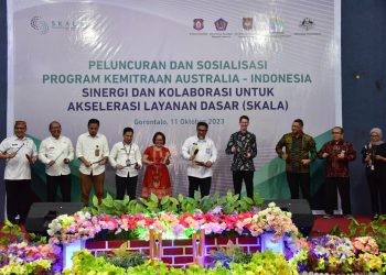 Program Kemitraan Australia-Indonesia untuk Akselerasi Layanan Dasar (SKALA) resmi diluncurkan di Provinsi Gorontalo ditandai dengan pemukulan alat musik polo palo oleh Penjabat Sekretaris Daerah Budiyanto Sidiki bersama Konsulat-Jenderal Australia di Makassar Mr. Todd Dias, Rabu (11/10/2023).(F. Humasprov)