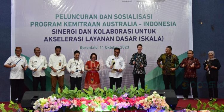 Program Kemitraan Australia-Indonesia untuk Akselerasi Layanan Dasar (SKALA) resmi diluncurkan di Provinsi Gorontalo ditandai dengan pemukulan alat musik polo palo oleh Penjabat Sekretaris Daerah Budiyanto Sidiki bersama Konsulat-Jenderal Australia di Makassar Mr. Todd Dias, Rabu (11/10/2023).(F. Humasprov)