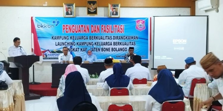 Pelaksana Tugas Kepala Dinas Sosial P3APPKB, Fredy Lasut saat memberikan sambutan pada kegiatan Penguatan Dan Fasilitasi Kampung Keluarga Berkualitas Dirangkaikan Launching Kampung Keluarga Berkualitas Tingkat Kabupaten Bone Bolango di Executif Meeting Room Kabila, Rabu, (11/10/2023). (Foto AFK)