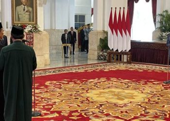 Presiden Joko Widodo melantik Menteri Pertanian Andi Amran Sulaiman di Istana Negara, Jakarta, pada Rabu (25/10/2023). (ANTARA/Yashinta Difa)
