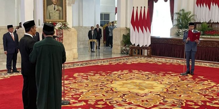 Presiden Joko Widodo melantik Menteri Pertanian Andi Amran Sulaiman di Istana Negara, Jakarta, pada Rabu (25/10/2023). (ANTARA/Yashinta Difa)