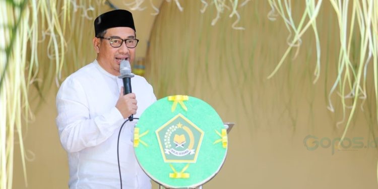 Bupati Hamim Pou saat menghadiri dan memberikan sambutan pada Peringatan Maulid Nabi Muhammad SAW yang diselenggarakan oleh Kerukunan Keluarga Dulohupa di Masjid Besar Almutaqqien Girian Weru 1, Kecamatan Girian, Kamis (12/10/2023). (Foto Cila)