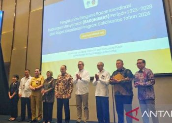 Menteri Komunikasi dan Informatika Budi Arie Setiadi mengukuhkan susunan pengurus Badan Koordinasi Hubungan Masyarakat (Bakohumas) periode 2023-2028 di Jakarta, Senin (23/10/2023). (ANTARA/Livia Kristianti)