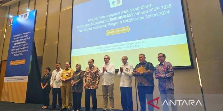 Menteri Komunikasi dan Informatika Budi Arie Setiadi mengukuhkan susunan pengurus Badan Koordinasi Hubungan Masyarakat (Bakohumas) periode 2023-2028 di Jakarta, Senin (23/10/2023). (ANTARA/Livia Kristianti)