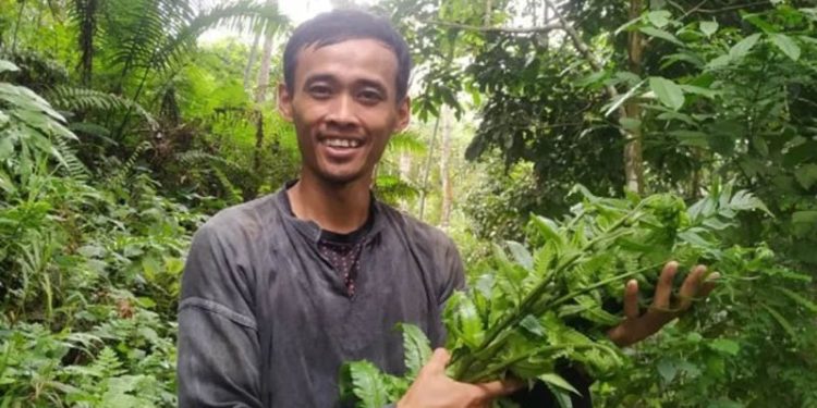 Narman, pemuda Baduy yang mempromosikan kerajinan masyakat Badui secara lebih luas melalui media sosial dan marketplace. (dok. IG @ayahrian).