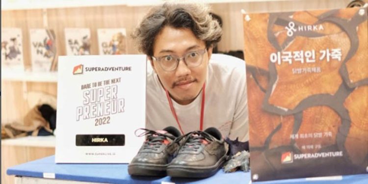 Nurman Farieka Ramdhany. Pengusaha muda asal Bandung, Jawa Barat, yang membuat sepatu dari kulit ceker ayam. (dok.IG/Nurmanfarieka)