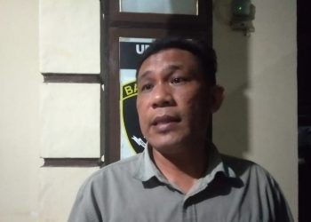 Gunawan Tayabu selaku orang tua GAT korban pengeroyokan di SMA Negeri 2 Limboto usai melaporkan peristiwa itu di PPA Polres Gorontalo.(F. Abin/gopos)