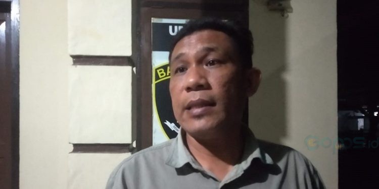 Gunawan Tayabu selaku orang tua GAT korban pengeroyokan di SMA Negeri 2 Limboto usai melaporkan peristiwa itu di PPA Polres Gorontalo.(F. Abin/gopos)