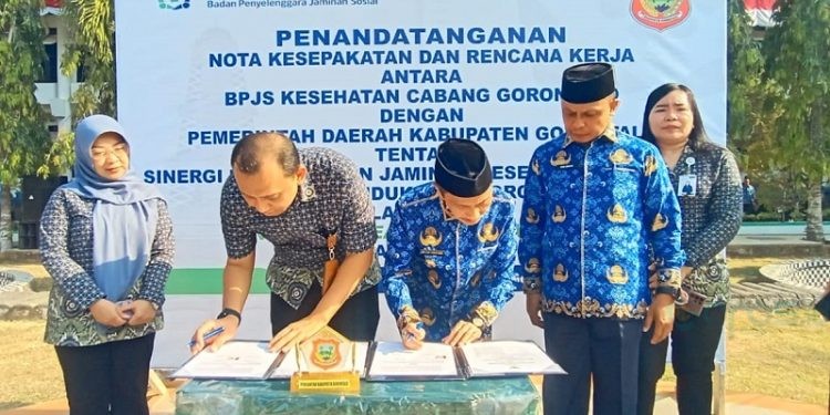 Penandatanganan kerjasama antara Pemkab Gorontalo dan BPJS Kesehatan terkait pelayanan kesehatan gratis, Selasa (17/10/2023).