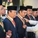 Menteri Pertahanan, Prabowo Subianto, menyematkan medali penghargaan Dharma Pertahanan Utama kepada Wakil Ketua MPR RI, Fadel Muhammad.