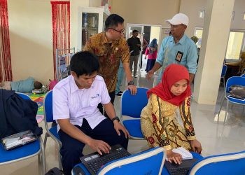 : Plt Kepala Dinas Sosial P3APPKB Bone Bolango, Fredy Lasut didampingi Ketua Pokja Bidang Pelatihan dan Pengembangan BKKBN Provinsi Gorontalo Hamdan A. Barmawi saat memantau para PKB dan PLKB melakukan penginputan data orientasi TPK di Aula Dinas Perpustakaan dan Kearsipan, Kamis (26/10/2023). (Foto Adit)
