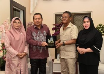 Penjagub Gorontalo Ismail Pakaya dan Gubernur Sulteng Rusdy Mastura didampingi Ketua TP-PKK, saat menyerahkan masing masing cinderamata, usai pertemuan di Kediaman Gubernur Sulteng, Jumat (25/10/2023). (F. Humasprov)