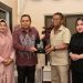 Penjagub Gorontalo Ismail Pakaya dan Gubernur Sulteng Rusdy Mastura didampingi Ketua TP-PKK, saat menyerahkan masing masing cinderamata, usai pertemuan di Kediaman Gubernur Sulteng, Jumat (25/10/2023). (F. Humasprov)