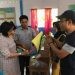 Bidan Desa Uabanga, Elok Galuh Febriani Perdana Roos saat menerima bantuan BKB KIT bantuan BKKBN Provinsi Gorontalo dari Pelaksana Bidang Keluarga Berencana dan Keluarga Sejahtera (KB - KS) DinsosP3APPKB Bone Bolango, Sarkiya Nani di Balai Penyuluh KB Bonepantai, Jumat (27/10/2023). (Foto Indra/Gopos)